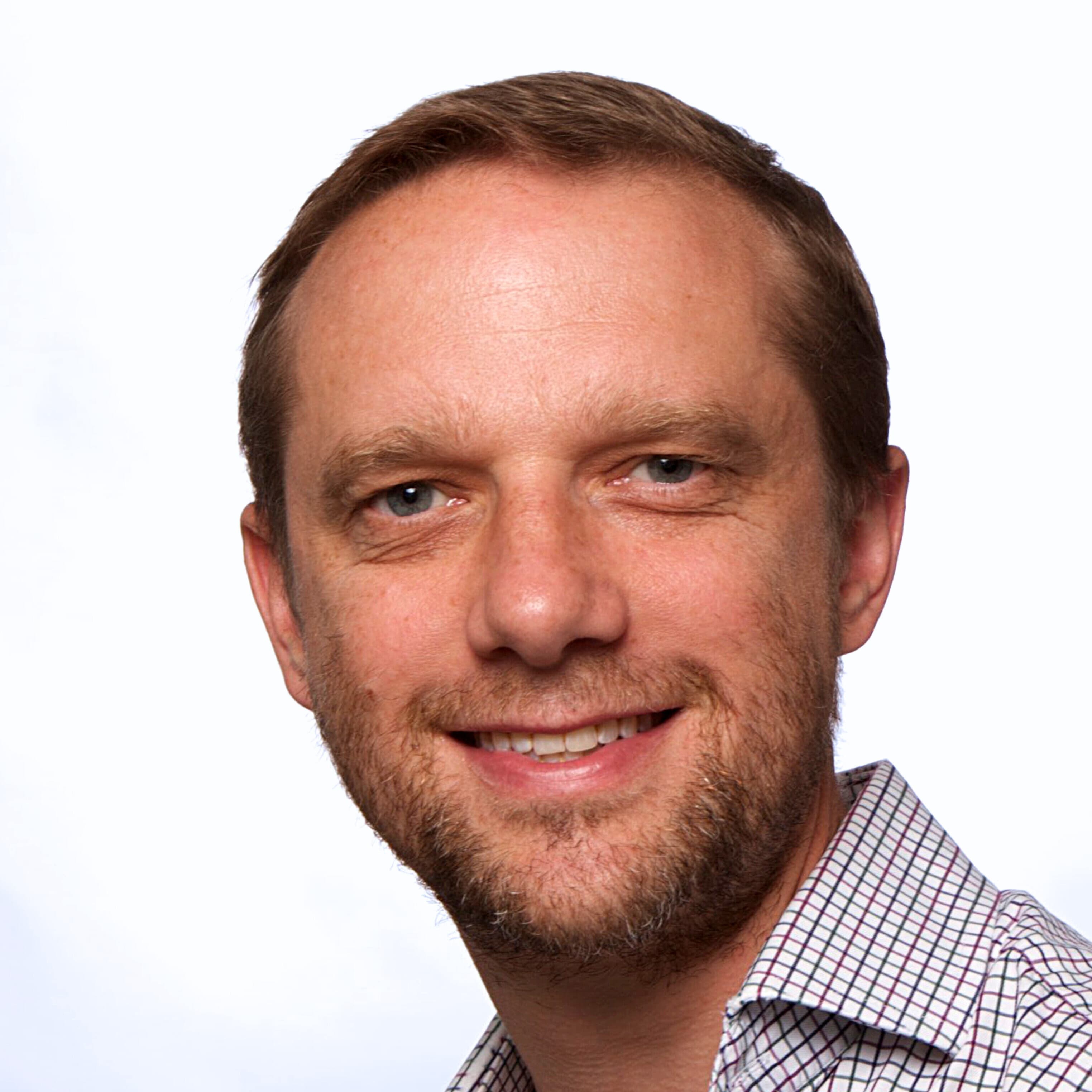 Simon Buczacki headshot.