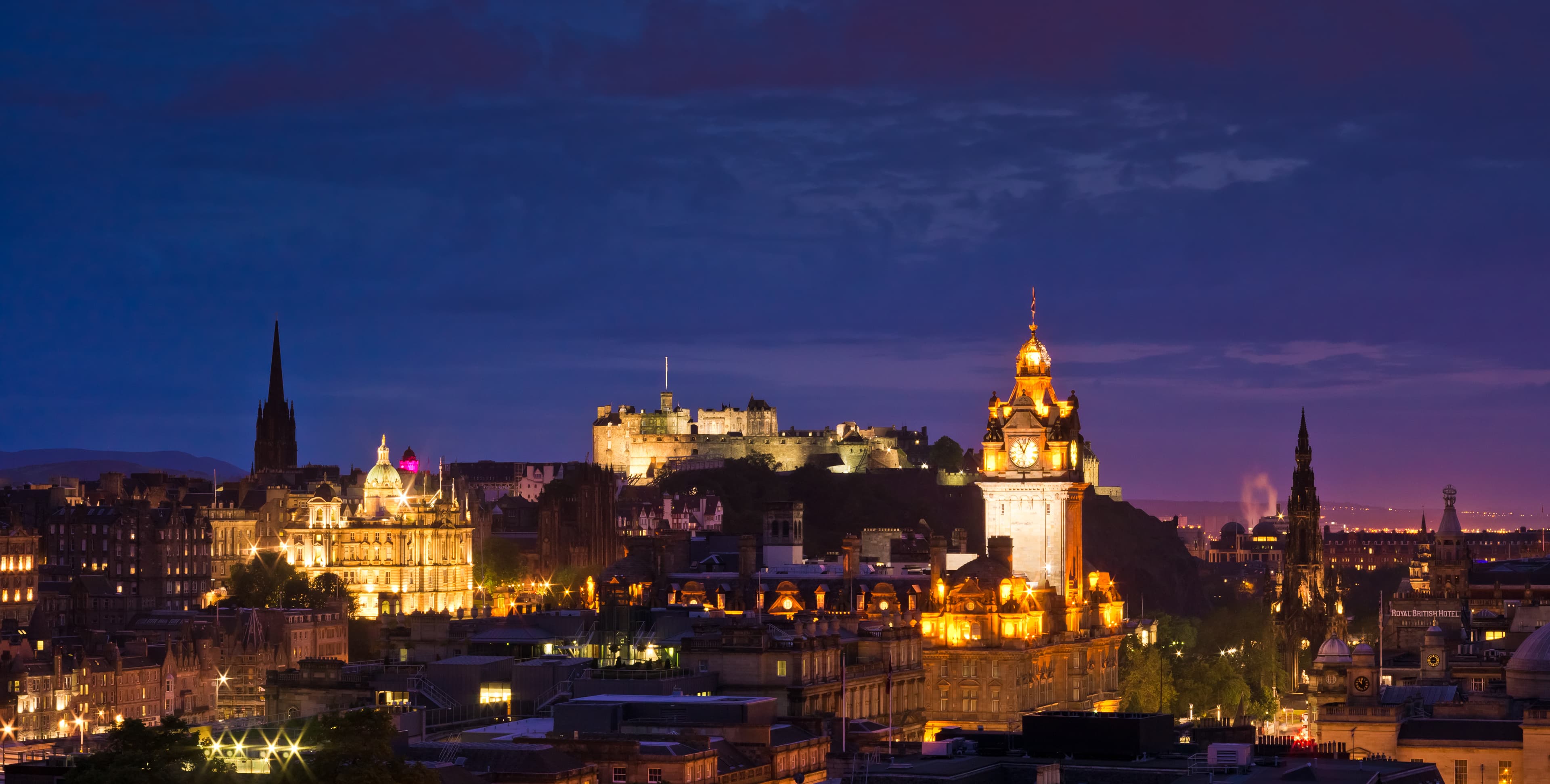 Panoramic view of Edinburgh at night.